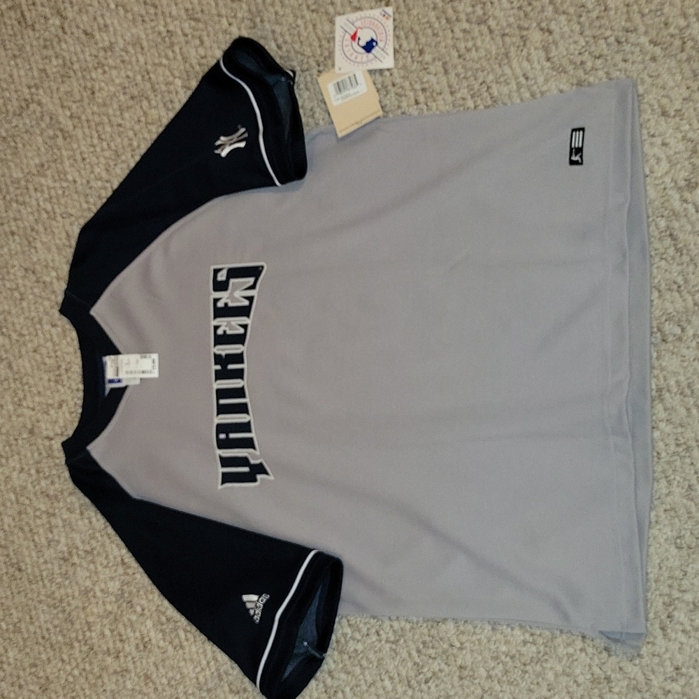 Yankees v-neck shirt NWT